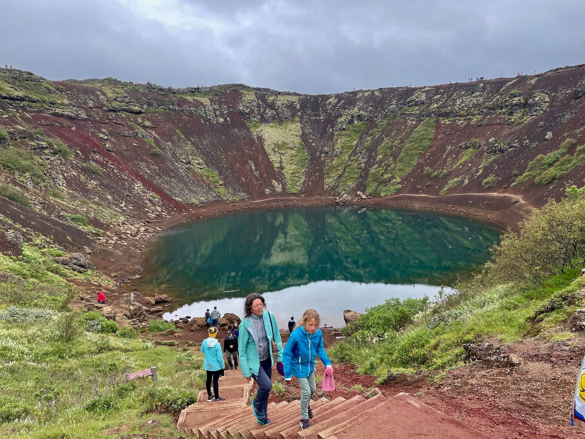 Descente dans le lac Kerið