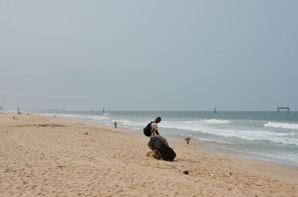 Au loin, sur la plage