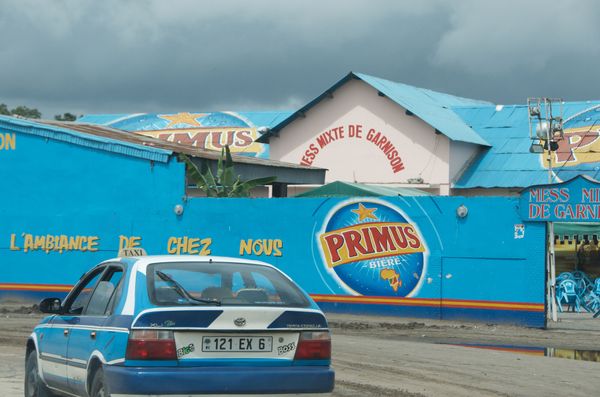 Derrière un taxi