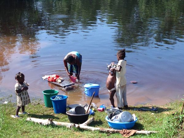 Mamans et petites filles de la Noumbi